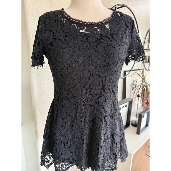 Isaac Mizrahi Live Women's S Black Lace‎ Top Short Sleeve Scallop Hem Romantic - Picture 1 of 13